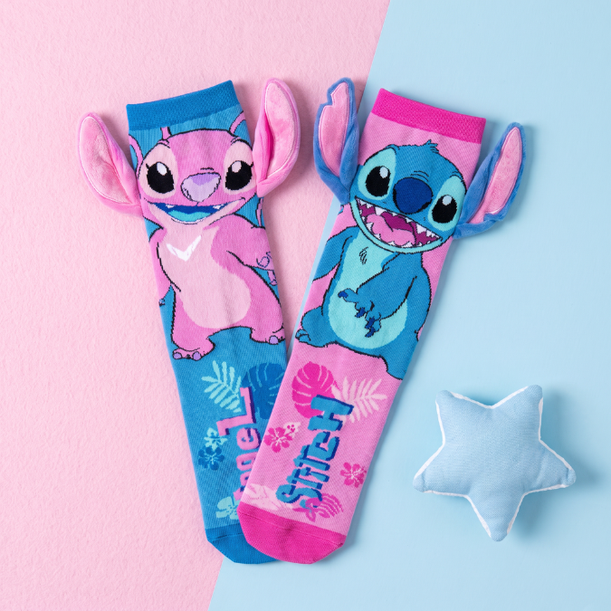 Meia 3D Infantil cano alto Stitch e Angel sendo usada por criança