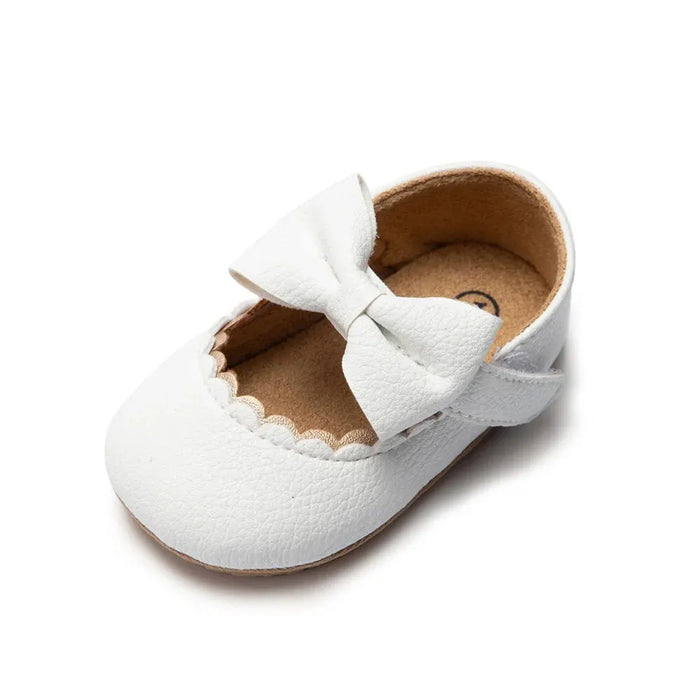 Sapatinho de Bebê Menina cor branco, detalhe do laço