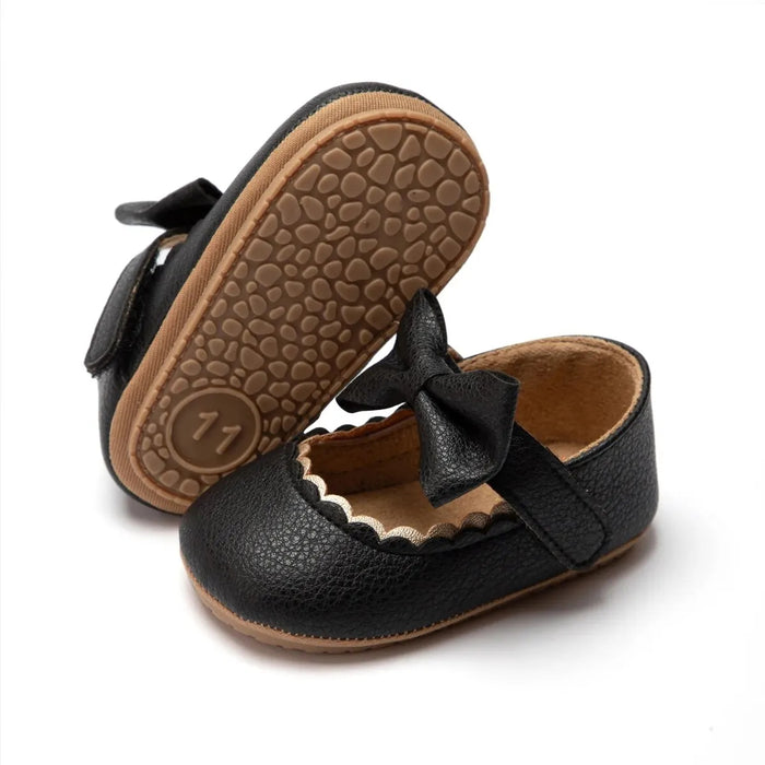 Sapatinho de Bebê Menina cor preto, par completo com sola à mostra