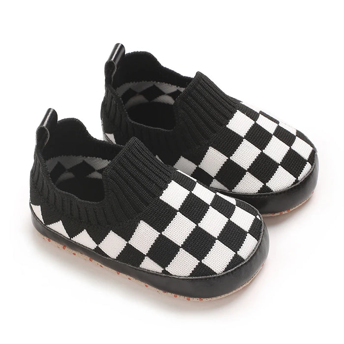 Sapatinho de Bebê Meia Antiderrapante Xadrez cor preto, detalhe da gola