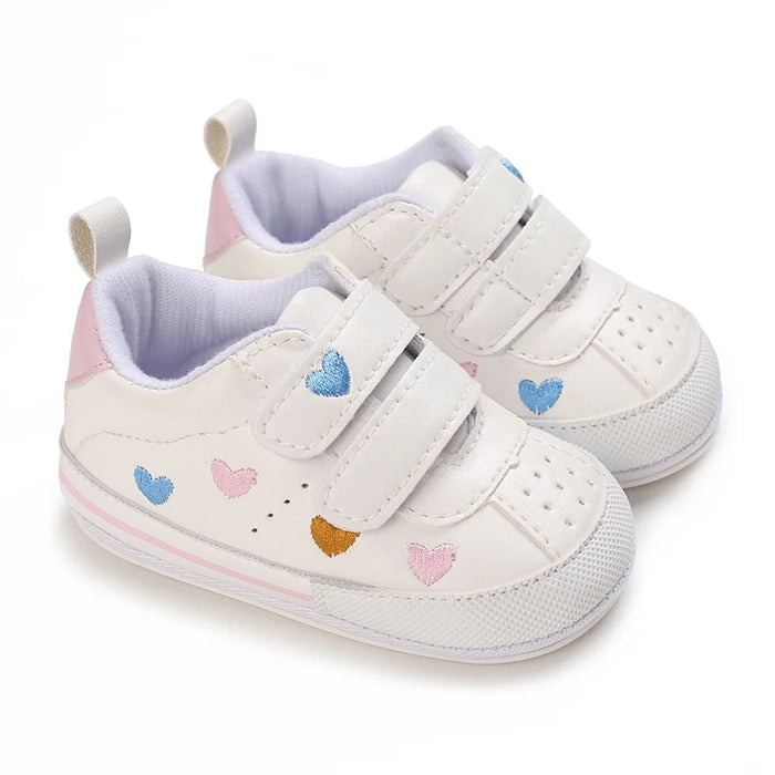 Sapatinho de Bebê Antiderrapante Corações, detalhe do velcro duplo