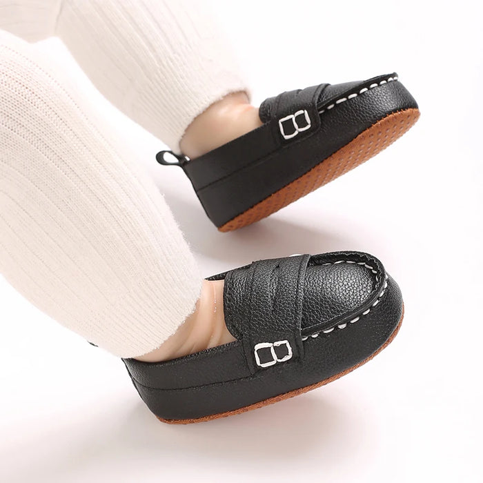 Sapatinho de Bebê Antiderrapante Mocassim Slip-On, detalhe segurado na mão