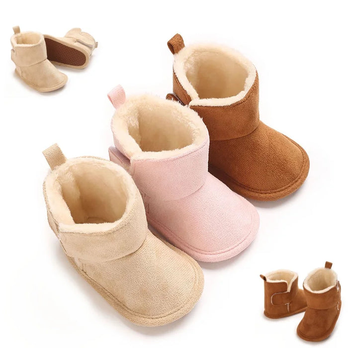 Botinha de Bebê Quentinha Pelúcia Montanha, detalhe do velcro lateral e forro de pelúcia