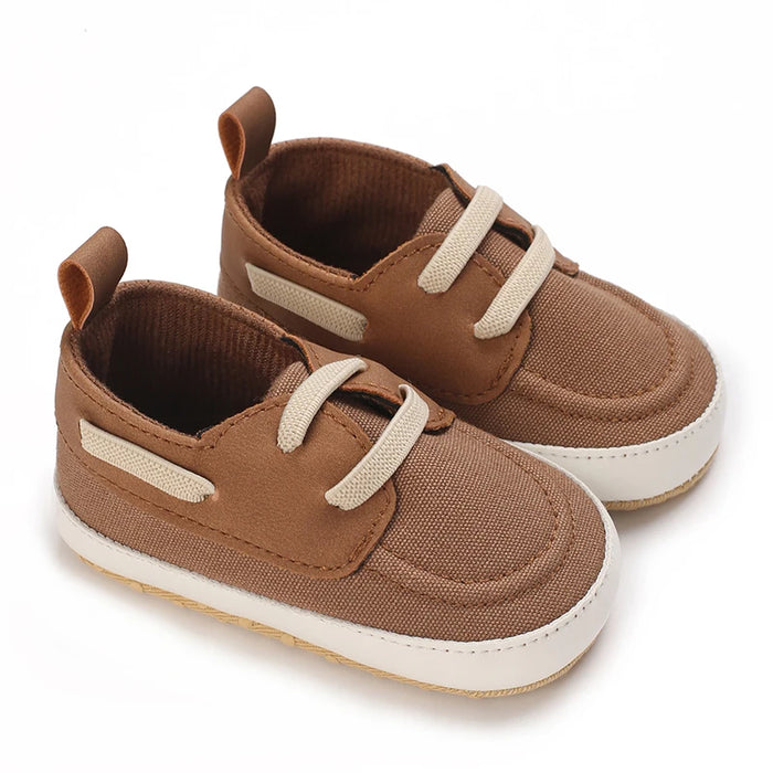 Sapatinho de Bebê Antiderrapante Mocassim Náutico, detalhe do cadarço