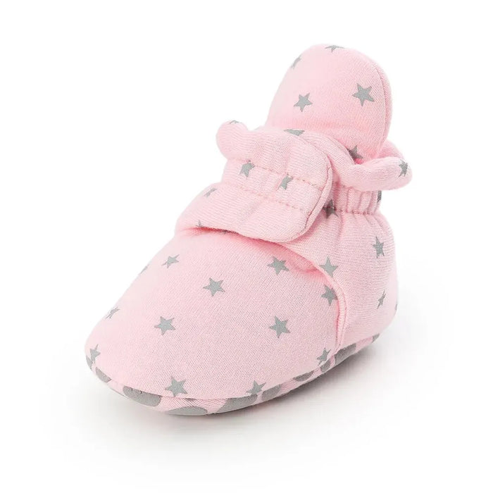 Botinha Pantufa de Bebê Estrelinha, detalhe segurada na mão