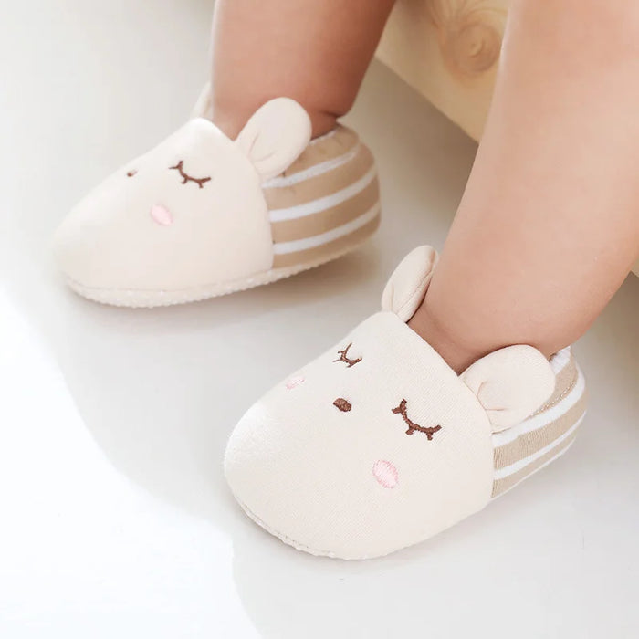 Sapatinho de Bebê Pantufa Antiderrapante Bichinhos, calçado no pezinho do bebê