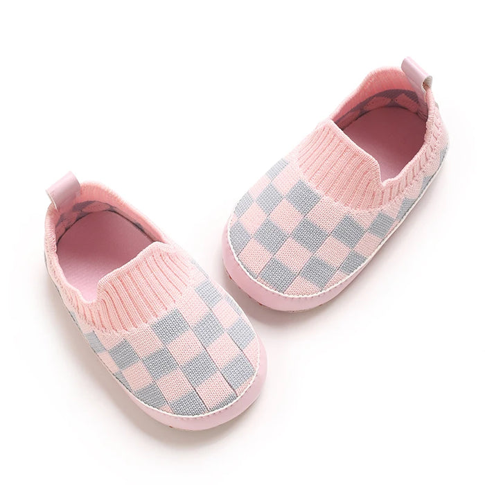 Sapatinho de Bebê Meia Antiderrapante Xadrez cor rosa