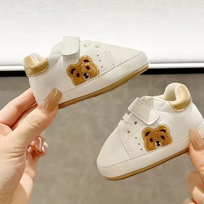 Sapatinho de Bebê Antiderrapante Urso, detalhe do aplique de ursinho